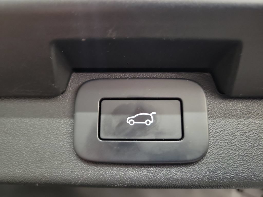 Used 2024 Land Rover Discovery Metropolitan Edition AWD/4WD image 32