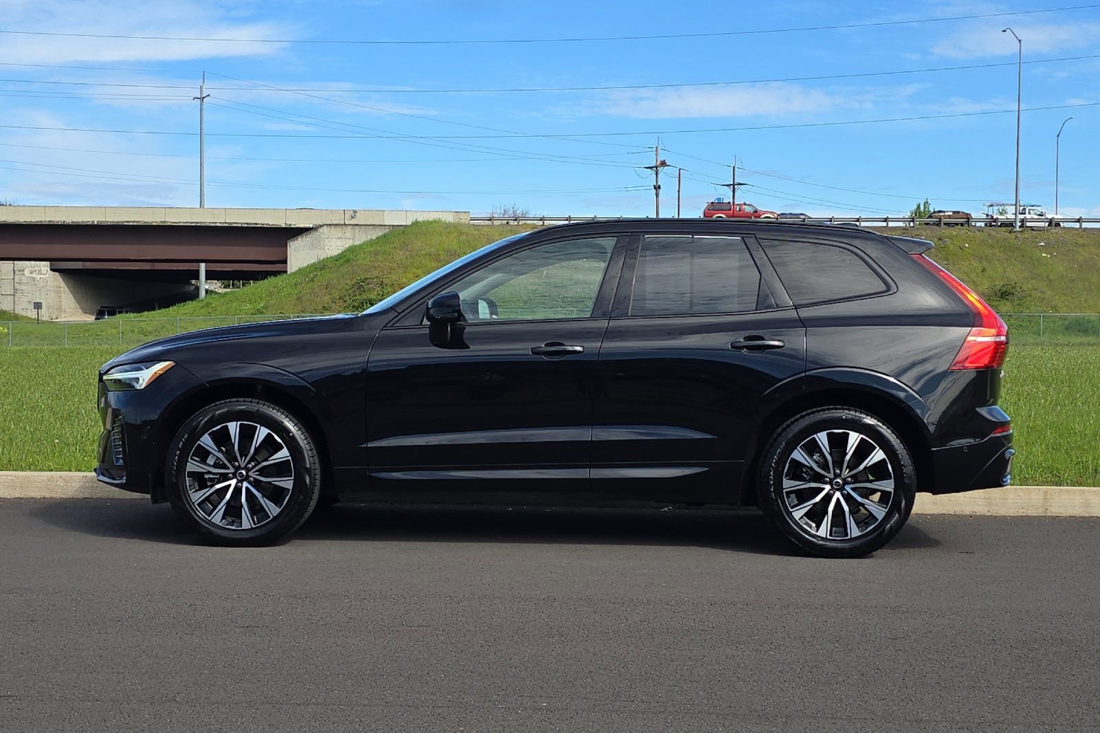 Used 2025 Volvo XC60 B5 Plus image 6