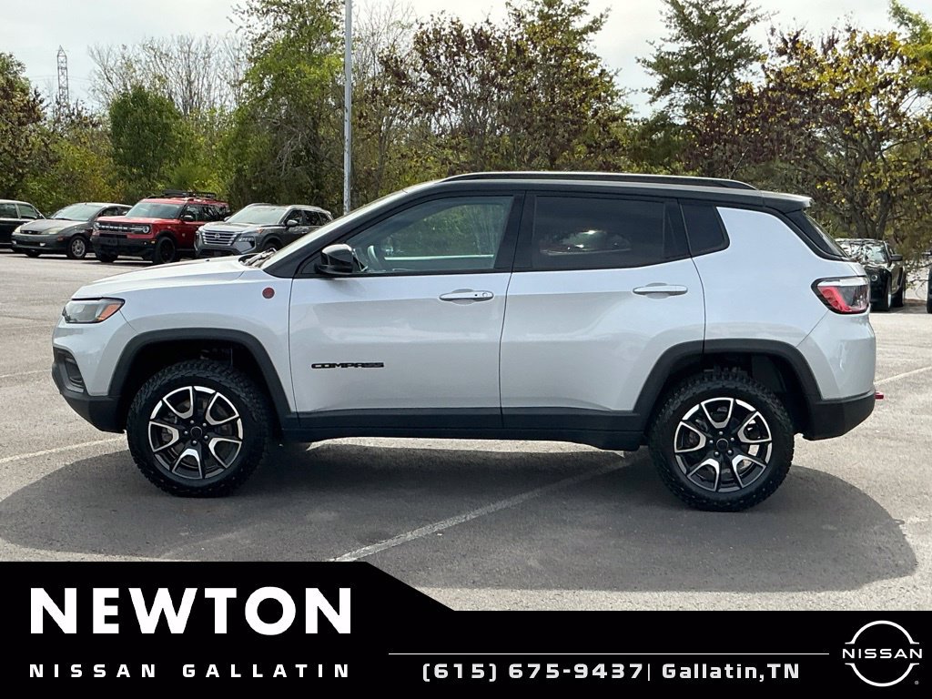 Used 2025 Jeep Compass Trailhawk AWD/4WD image 3