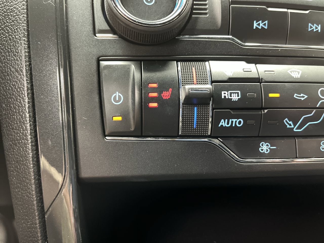Used 2018 Ford Explorer XLT w/ Equipment Group 202A AWD/4WD image 26