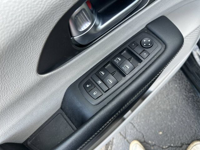 Used 2024 Chrysler Pacifica Limited FWD image 17