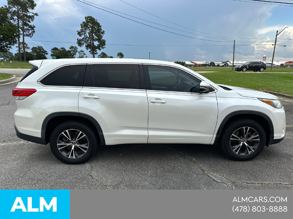 Used 2018 Toyota Highlander LE FWD image 4