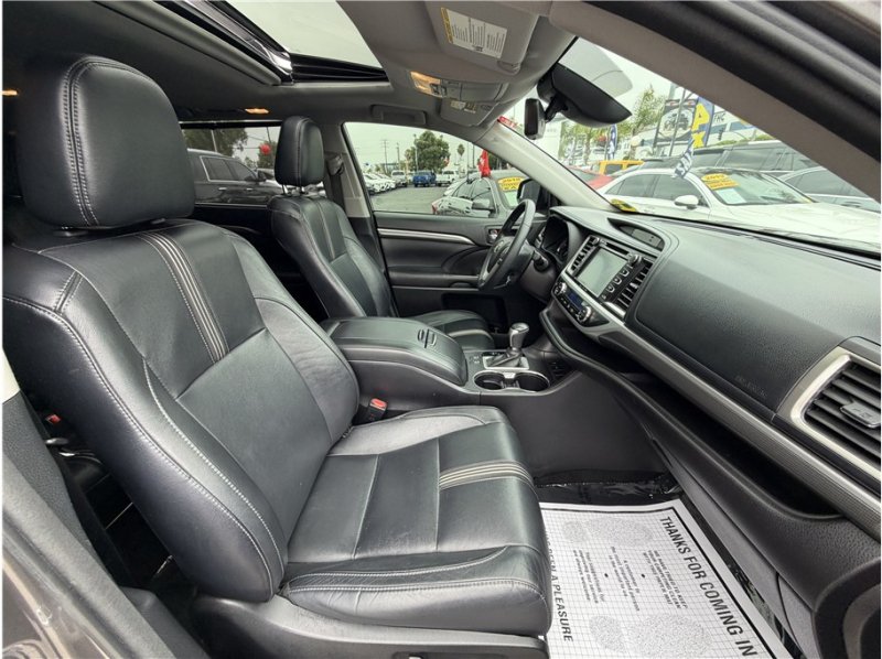 Used 2017 Toyota Highlander SE FWD image 40
