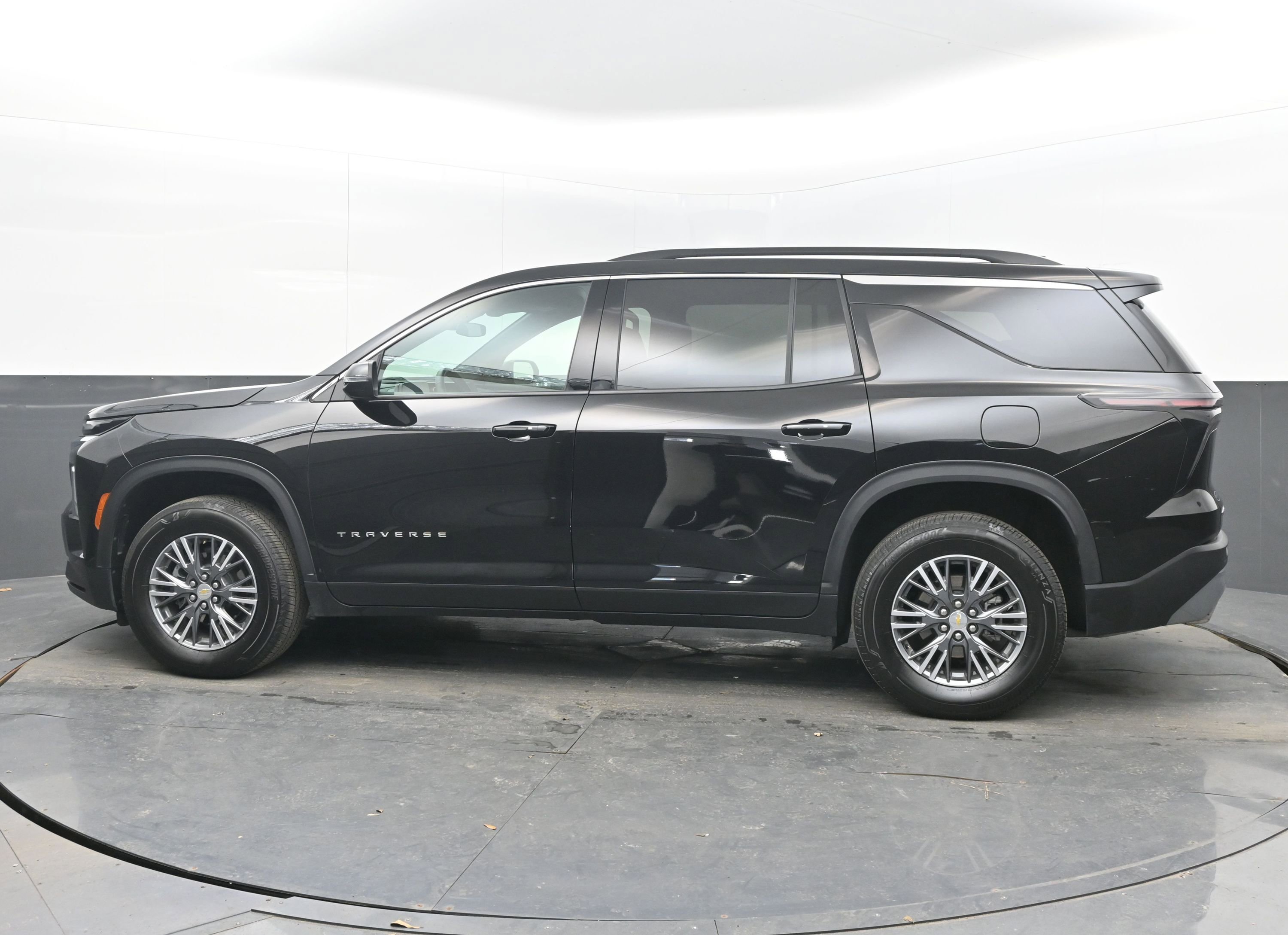 Used 2025 Chevrolet Traverse LT image 7