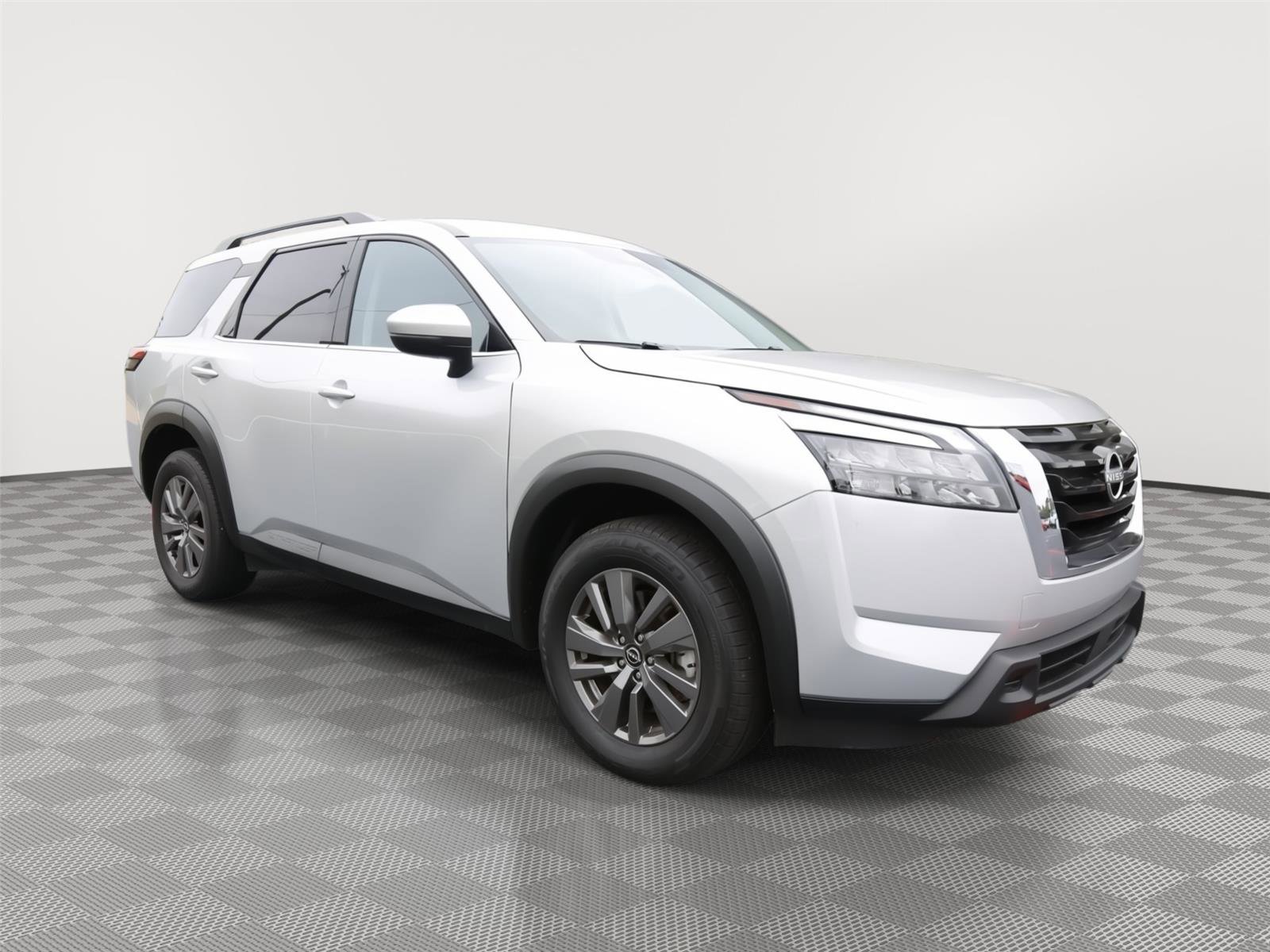 Used 2025 Nissan Pathfinder SV FWD image 2