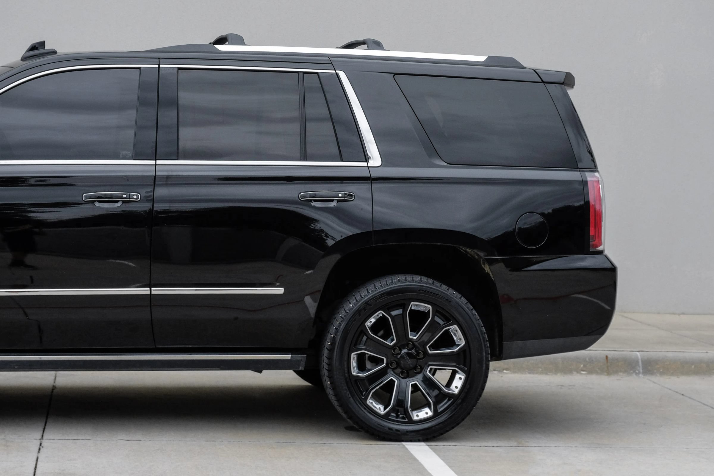 Used 2019 GMC Yukon Denali w/ Denali Ultimate Black Edition AWD/4WD image 19