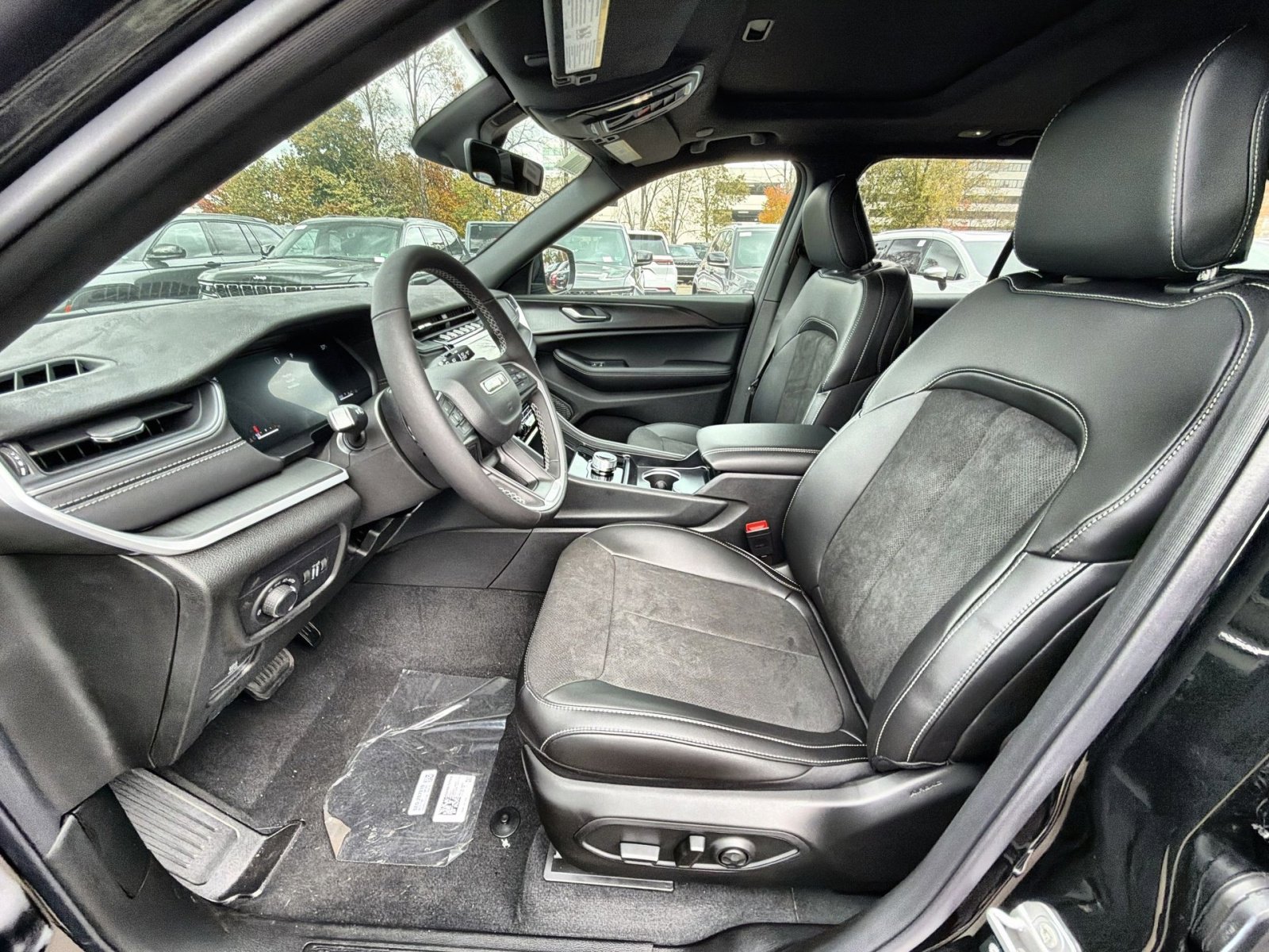 New 2025 Jeep Grand Cherokee Laredo image 13