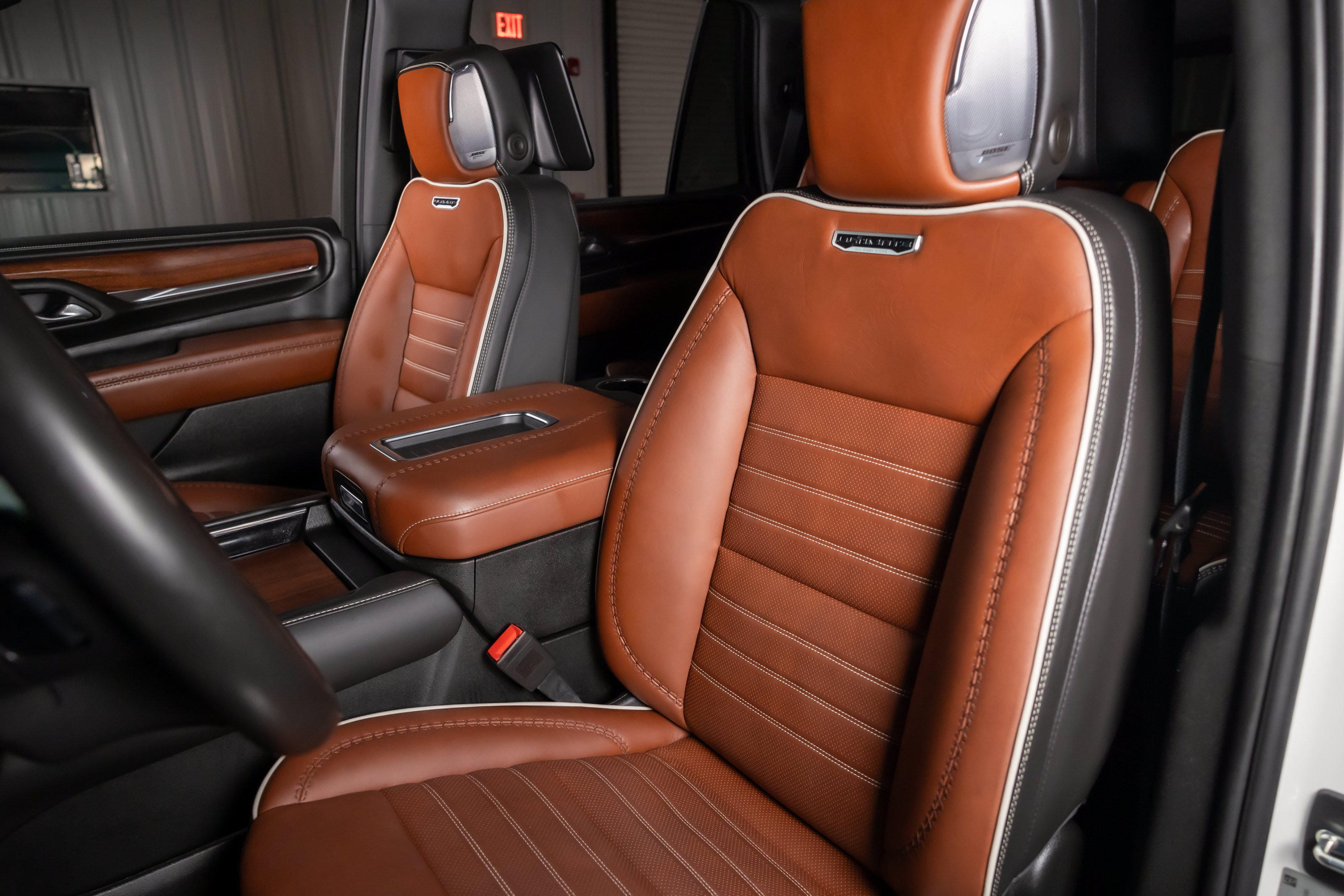 Used 2023 GMC Yukon Denali Ultimate AWD/4WD image 5