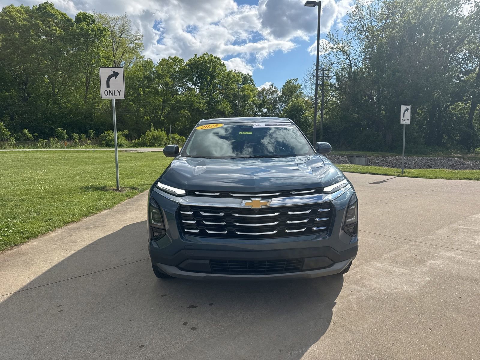 Used 2025 Chevrolet Equinox LT w/ Safety and Technology Package FWD image 2