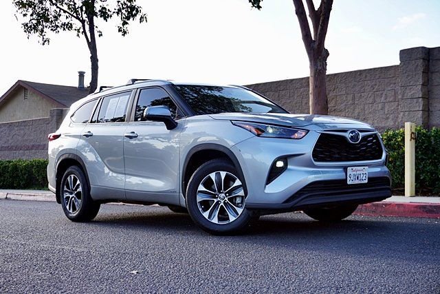 Used 2024 Toyota Highlander XLE AWD/4WD image 2