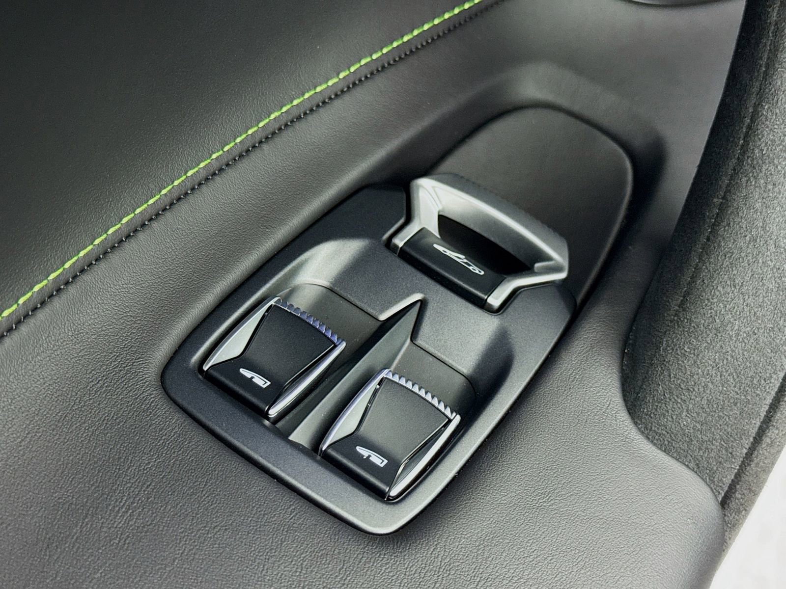 Used 2024 McLaren 750S Spider RWD image 16