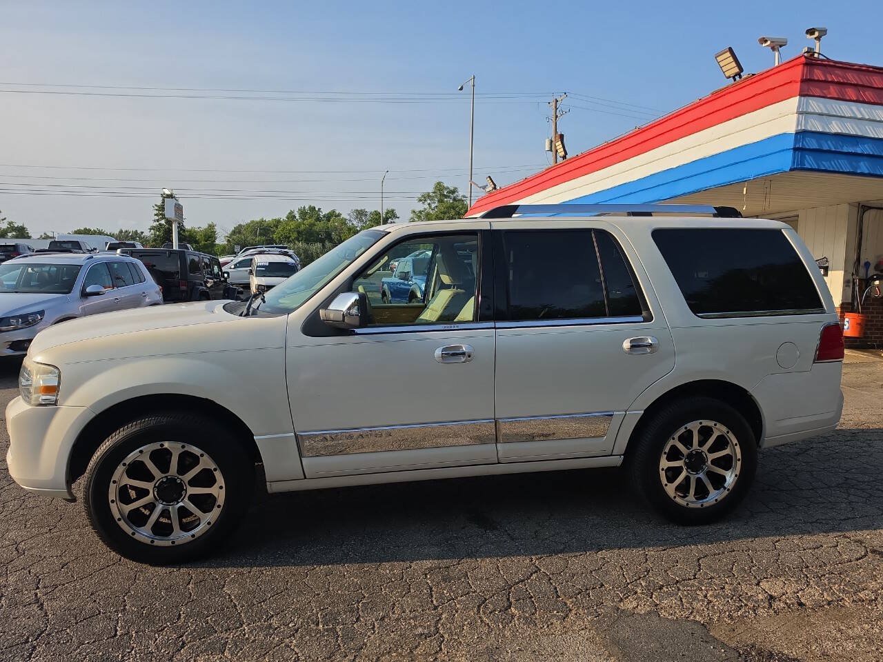 Used 2010 Lincoln Navigator 4WD image 3