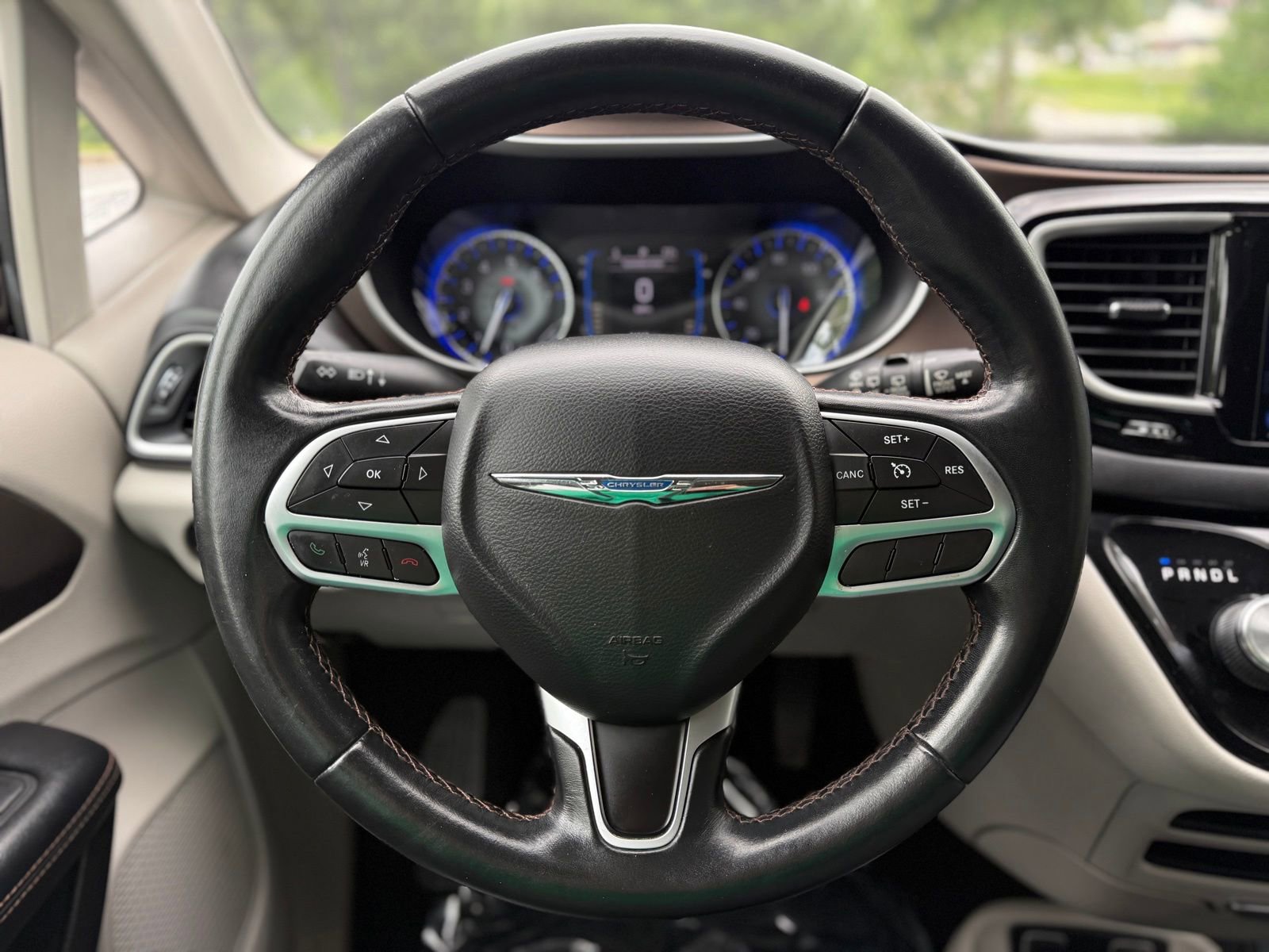 Used 2017 Chrysler Pacifica Touring-L FWD image 25