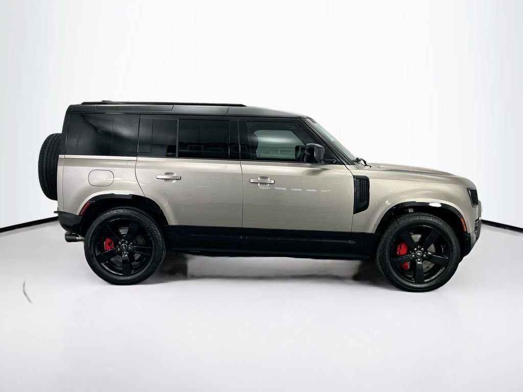 Used 2023 Land Rover Defender 110 X-Dynamic SE image 4