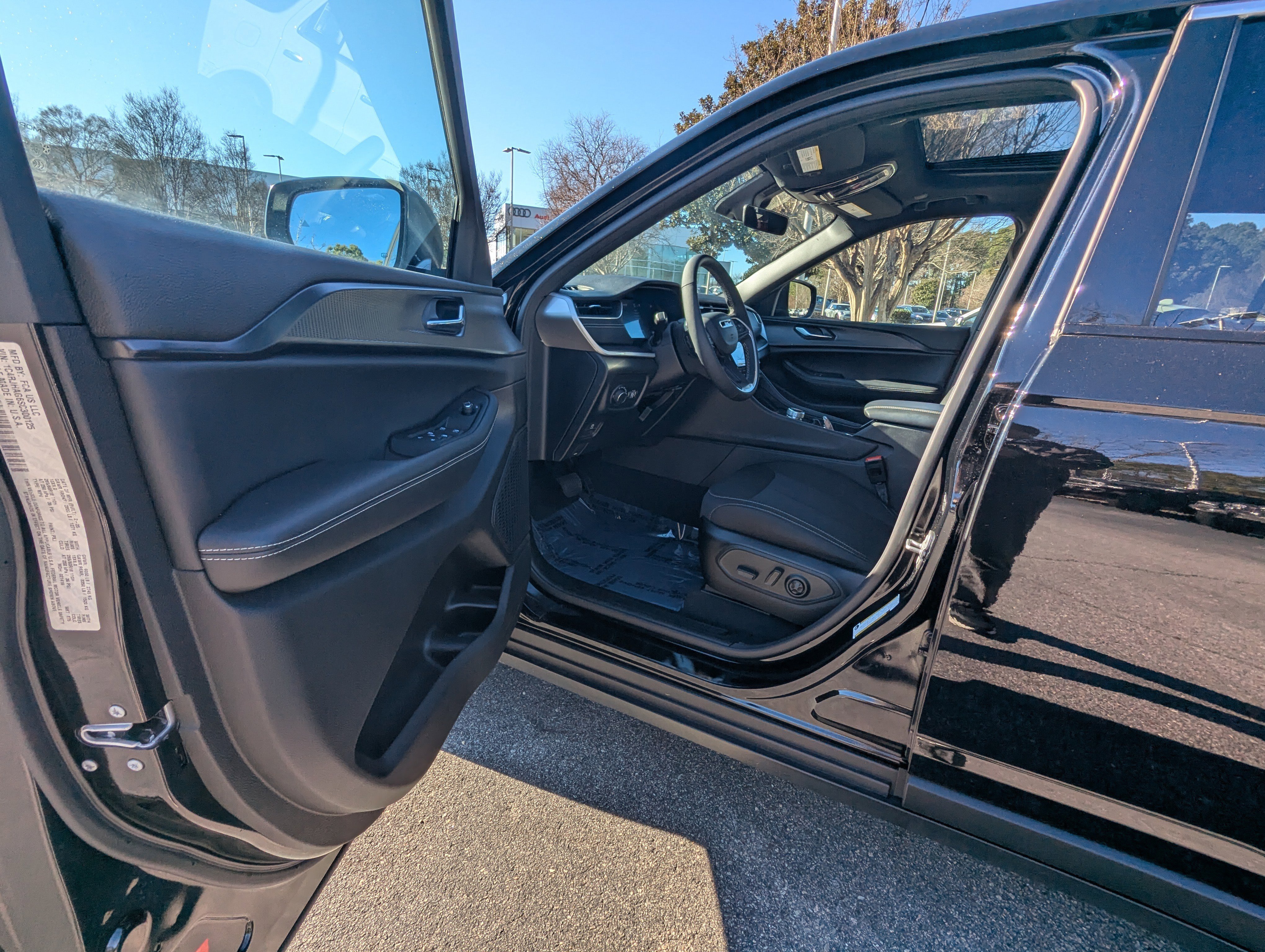 Used 2025 Jeep Grand Cherokee Laredo X w/ Luxury Tech Group I image 8