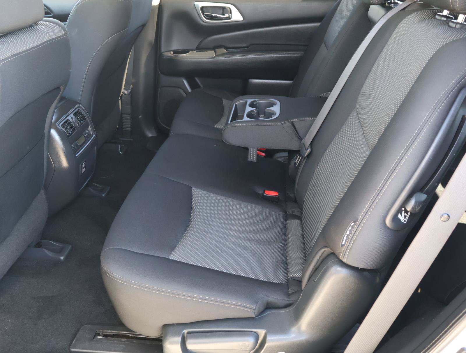 Used 2018 Nissan Pathfinder SV AWD/4WD image 19