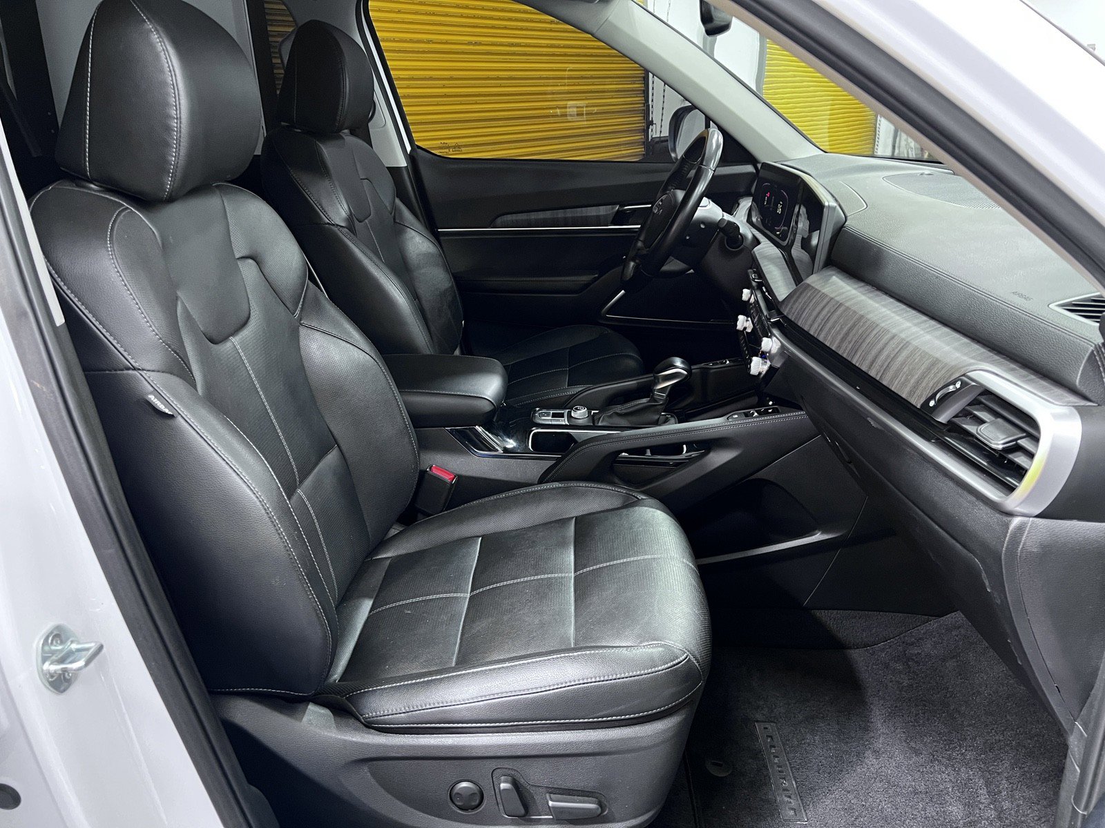 Used 2023 Kia Telluride EX w/ EX Captain's Chair Package FWD image 16