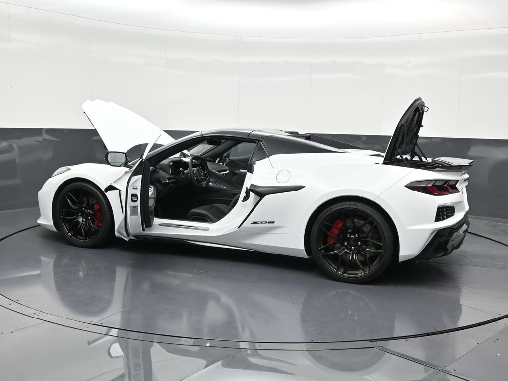 Used 2025 Chevrolet Corvette Z06 image 33