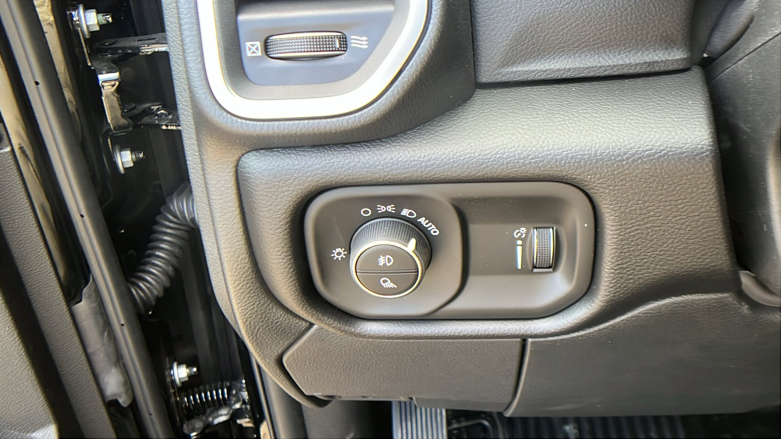 New 2025 RAM 5500 4x4 Regular Cab image 19