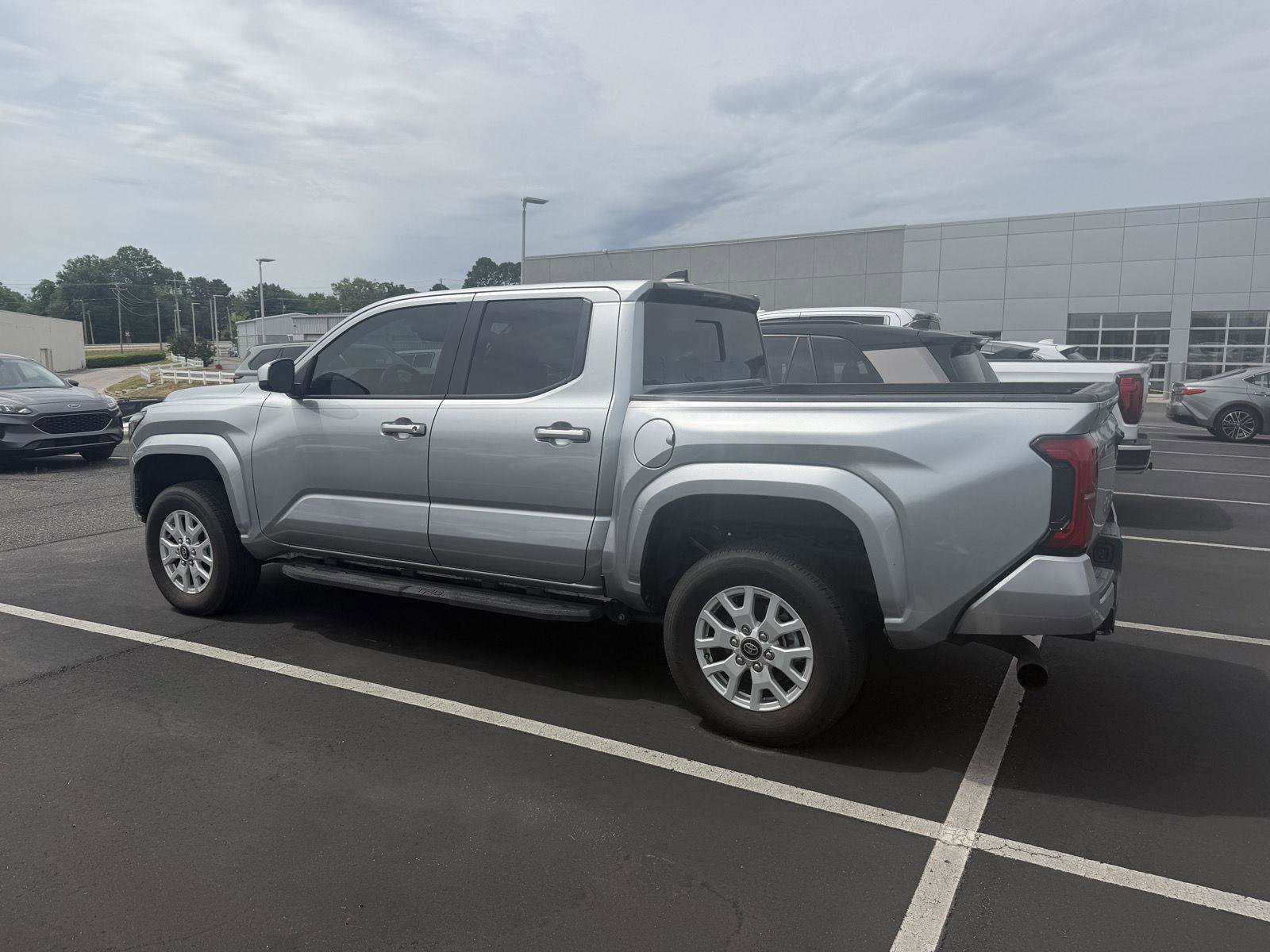 Used 2024 Toyota Tacoma SR5 AWD/4WD image 5