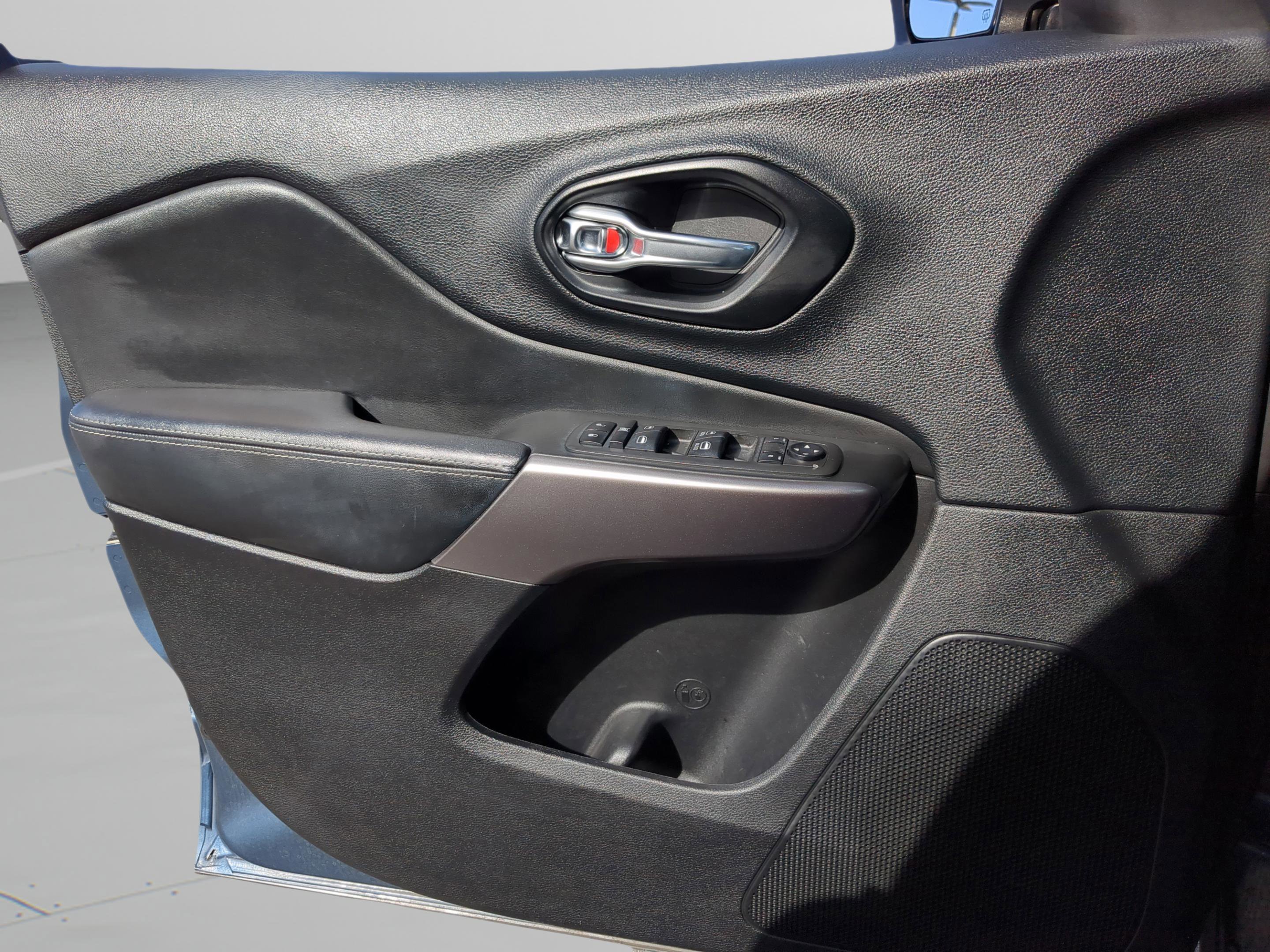 Used 2021 Jeep Cherokee Latitude Lux FWD image 18
