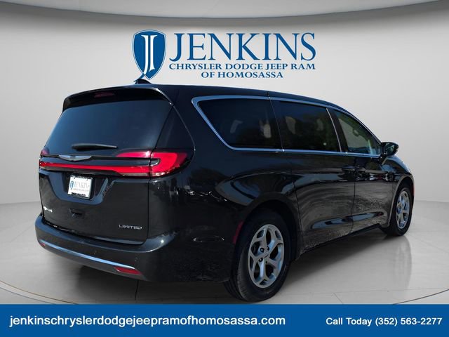 Used 2024 Chrysler Pacifica Limited image 6