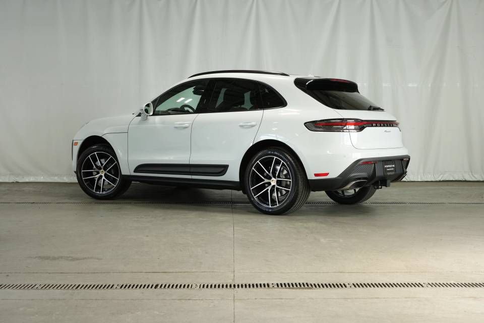 Certified 2025 Porsche Macan AWD/4WD image 3