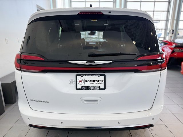 Used 2024 Chrysler Pacifica Touring-L image 38