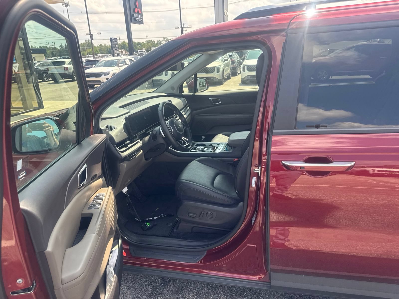 Used 2025 Kia Carnival EX FWD image 6