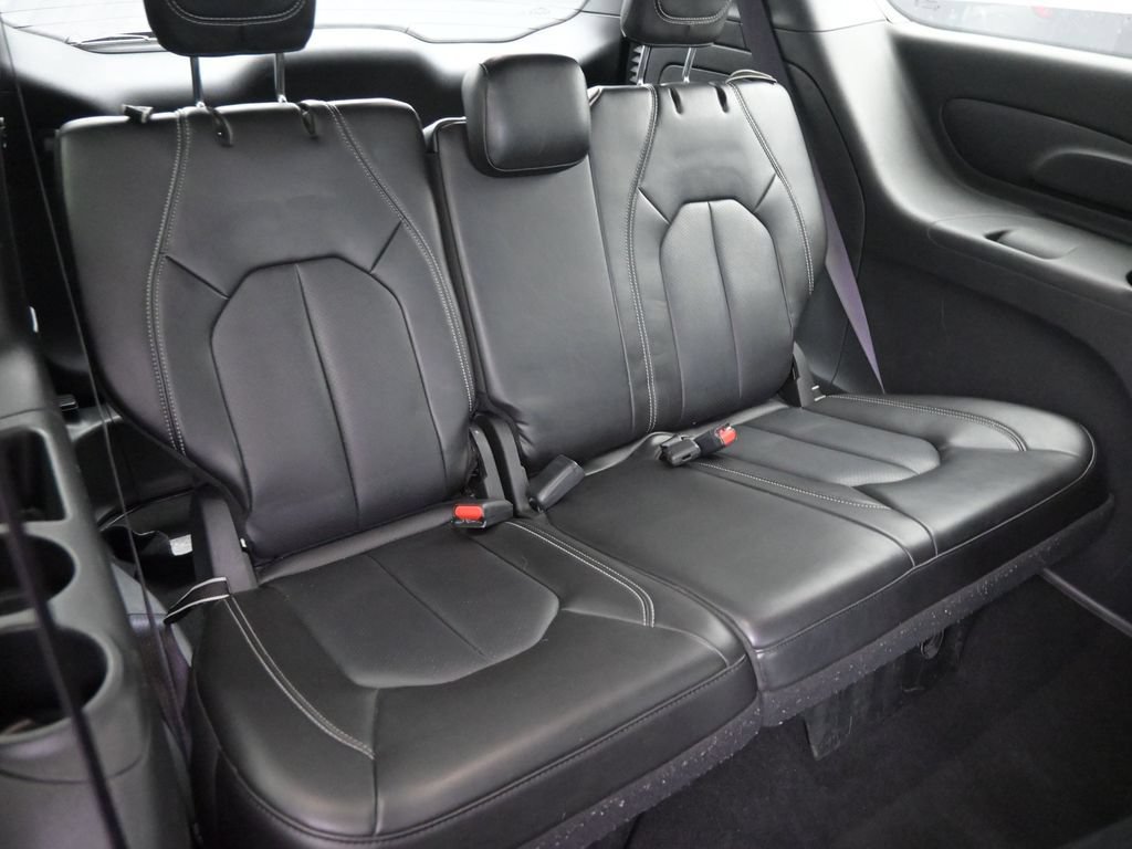 Used 2024 Chrysler Pacifica Limited FWD image 16