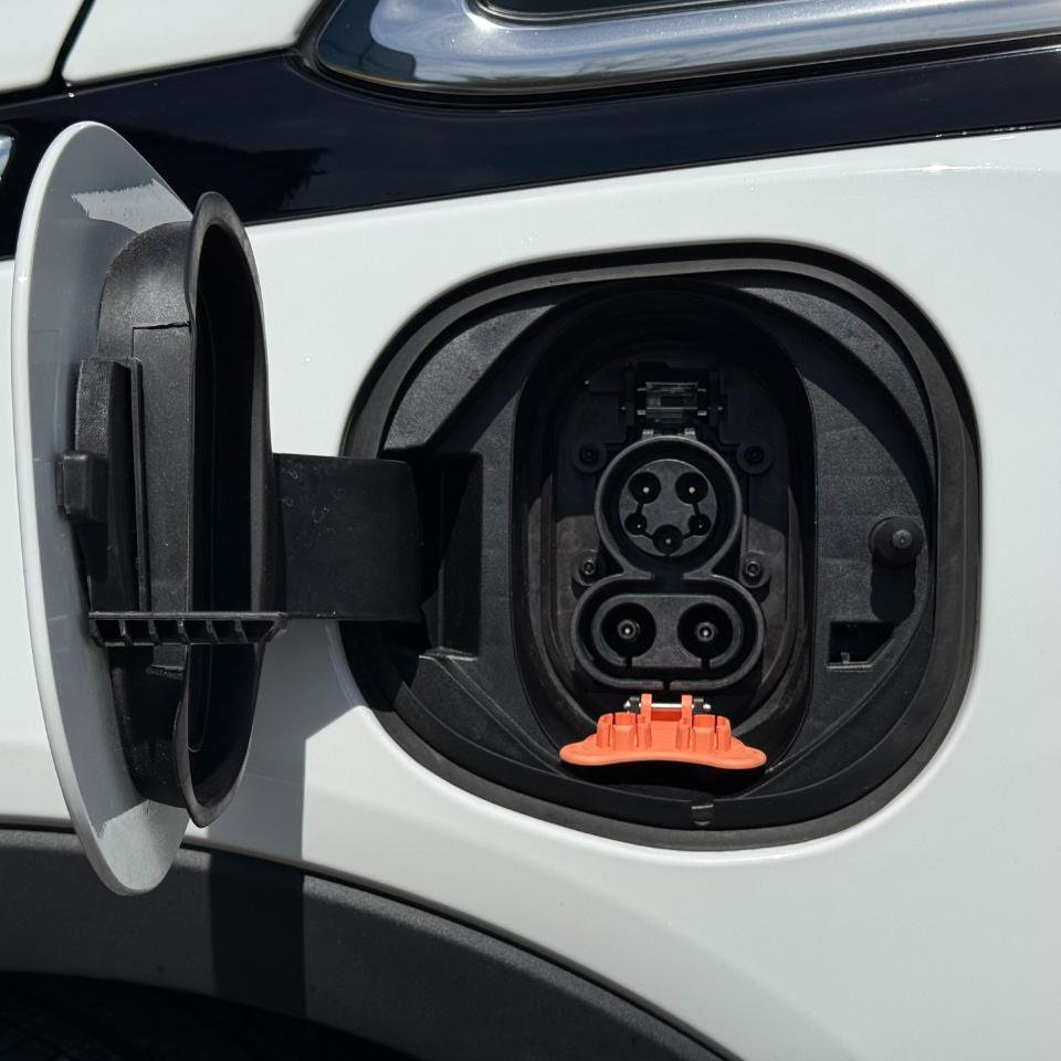 Used 2019 Chevrolet Bolt Premier w/ Infotainment Package image 17