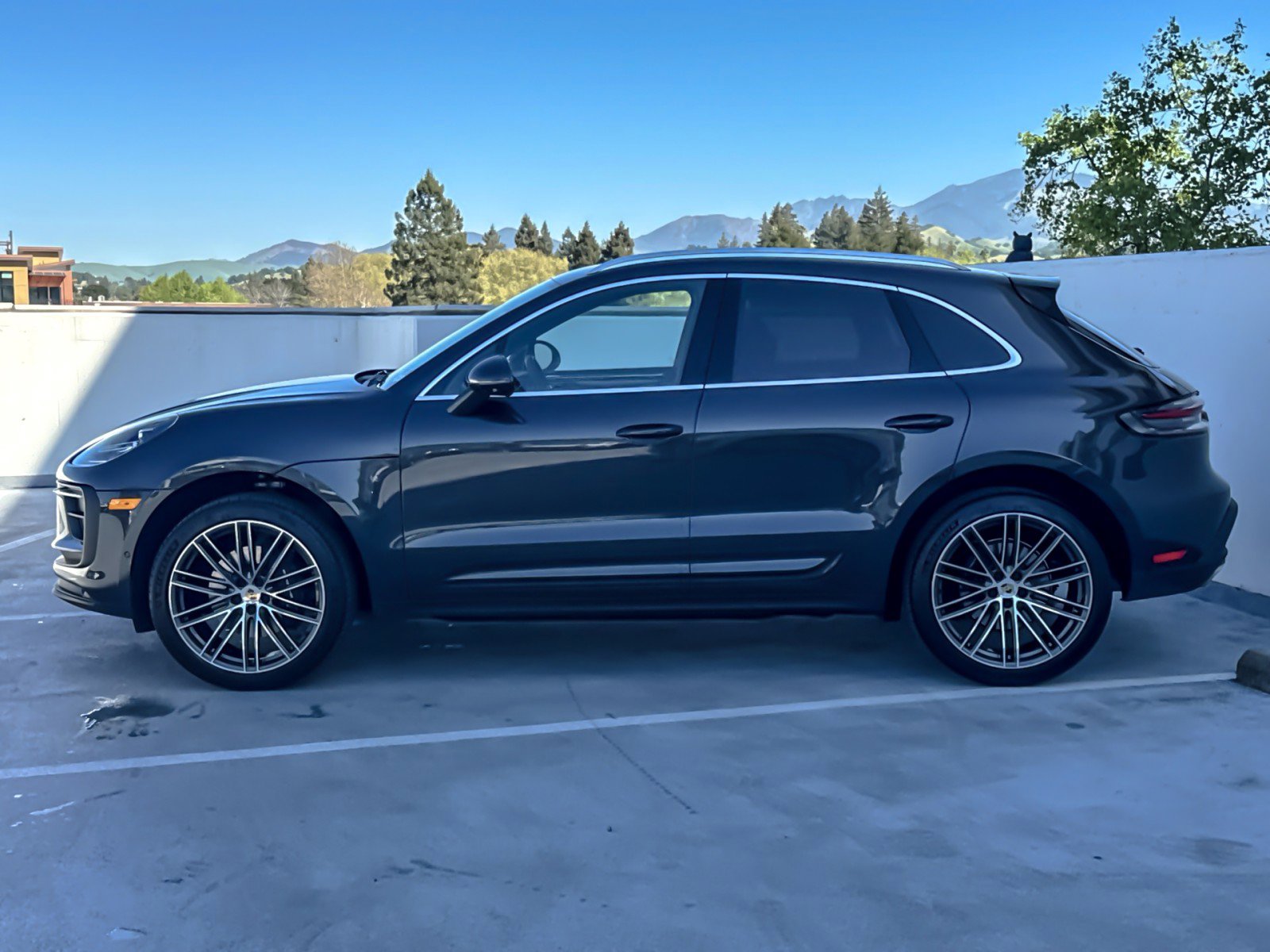 Certified 2025 Porsche Macan image 2