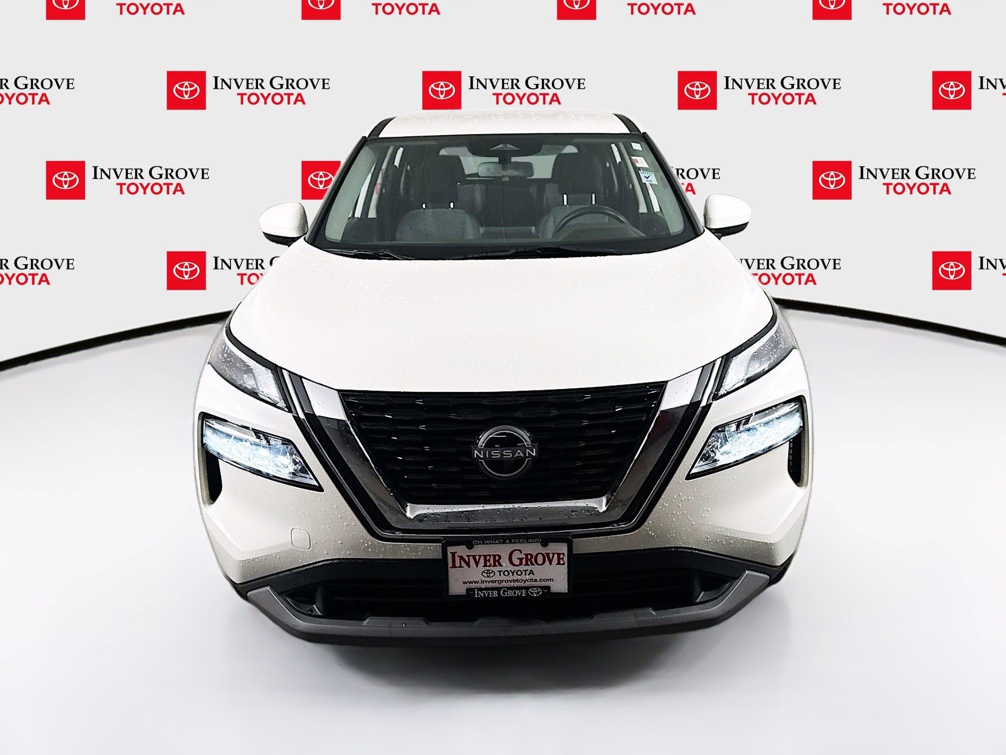 Used 2023 Nissan Rogue SV image 2