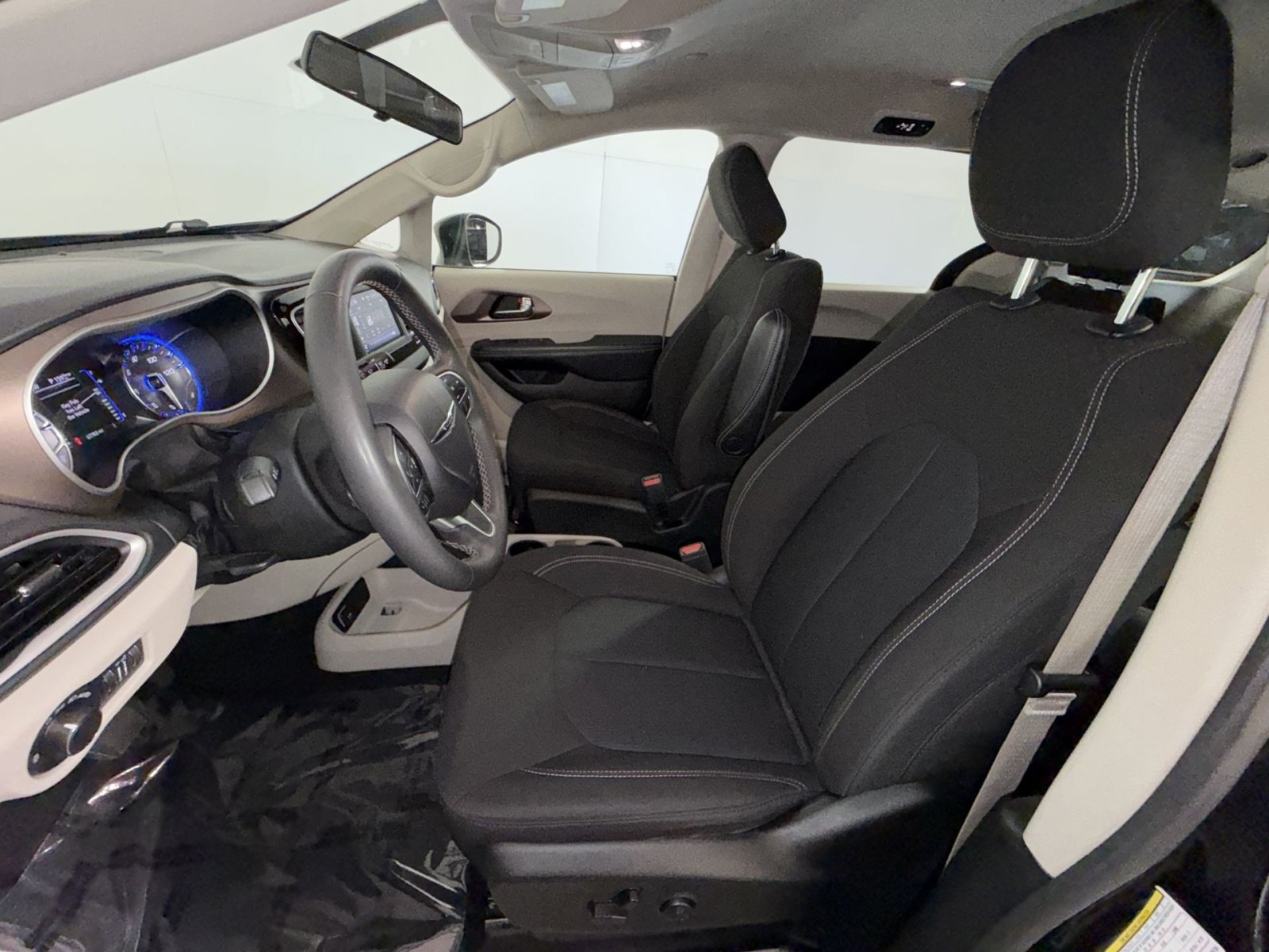 Used 2022 Chrysler Voyager LX FWD image 13