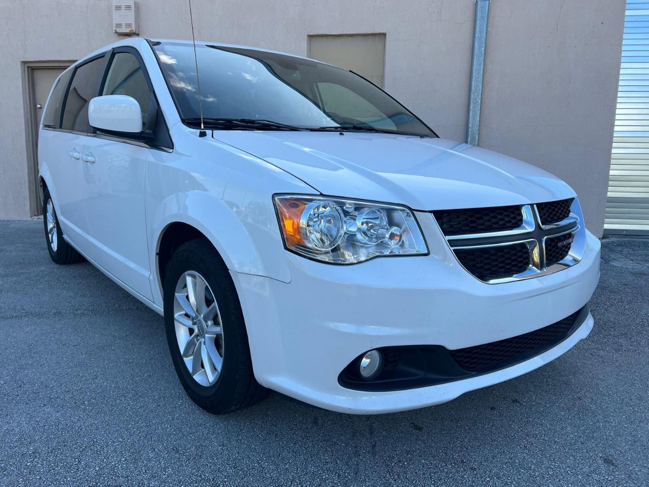 Used 2018 Dodge Grand Caravan SXT image 6