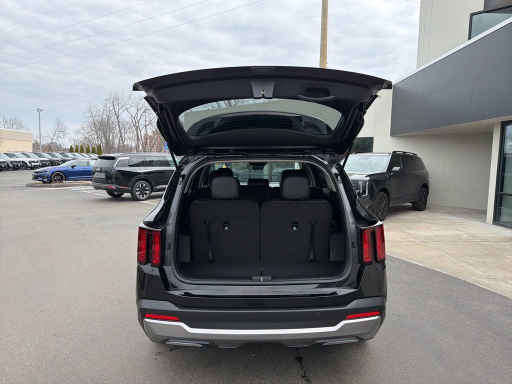 Used 2025 Kia Sorento S image 16