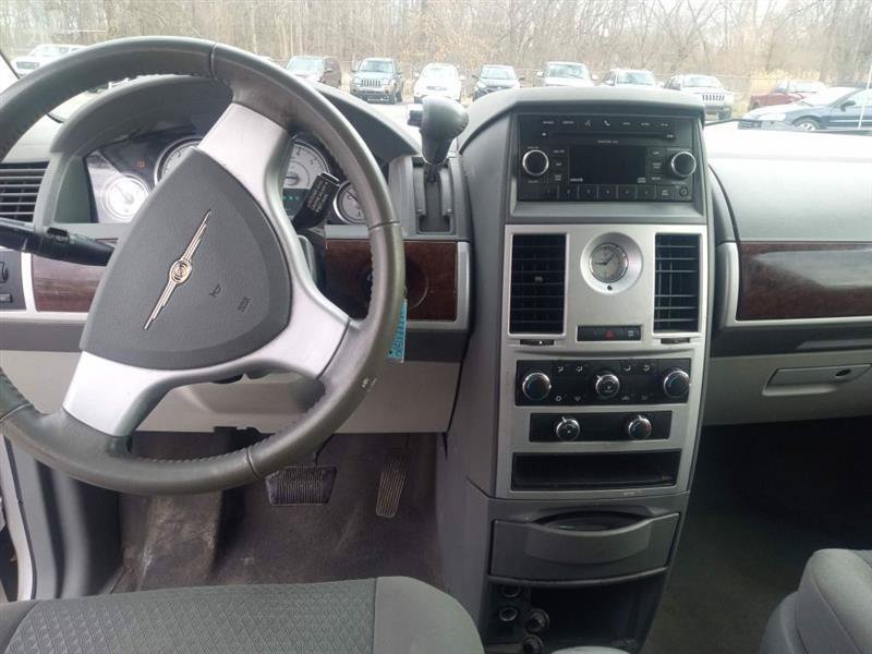 Used 2010 Chrysler Town & Country Touring FWD image 18