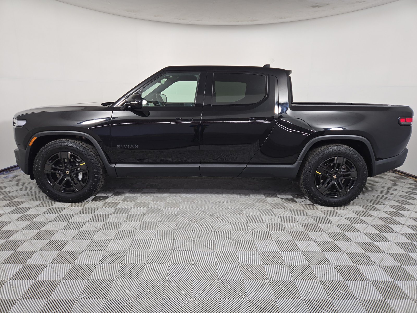 Used 2025 Rivian R1T Adventure AWD/4WD image 2