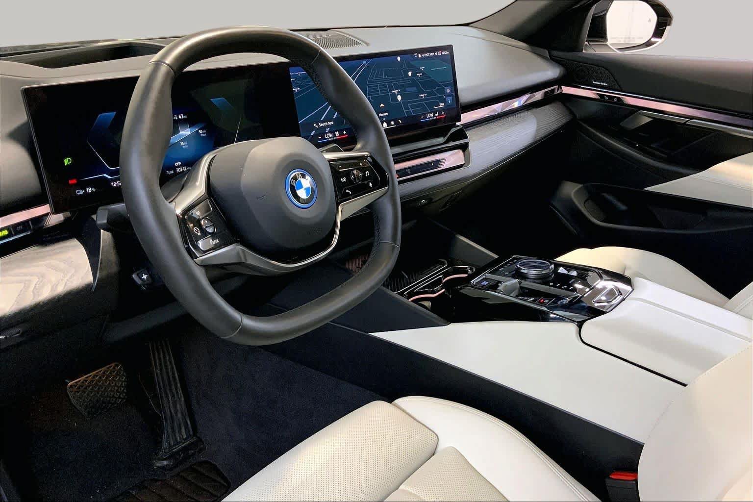 Used 2025 BMW i5 xDrive40 w/ Premium Package AWD/4WD image 17