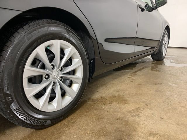 Used 2015 Toyota Camry LE image 9