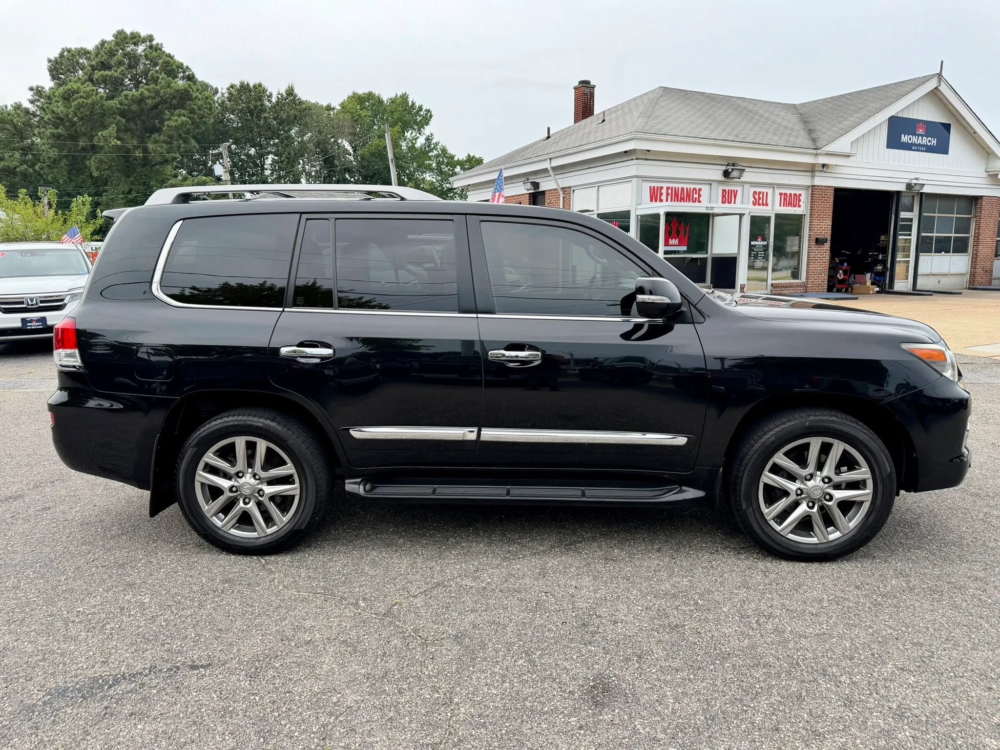 Used 2013 Lexus LX 570 4WD w/ Luxury Pkg image 6