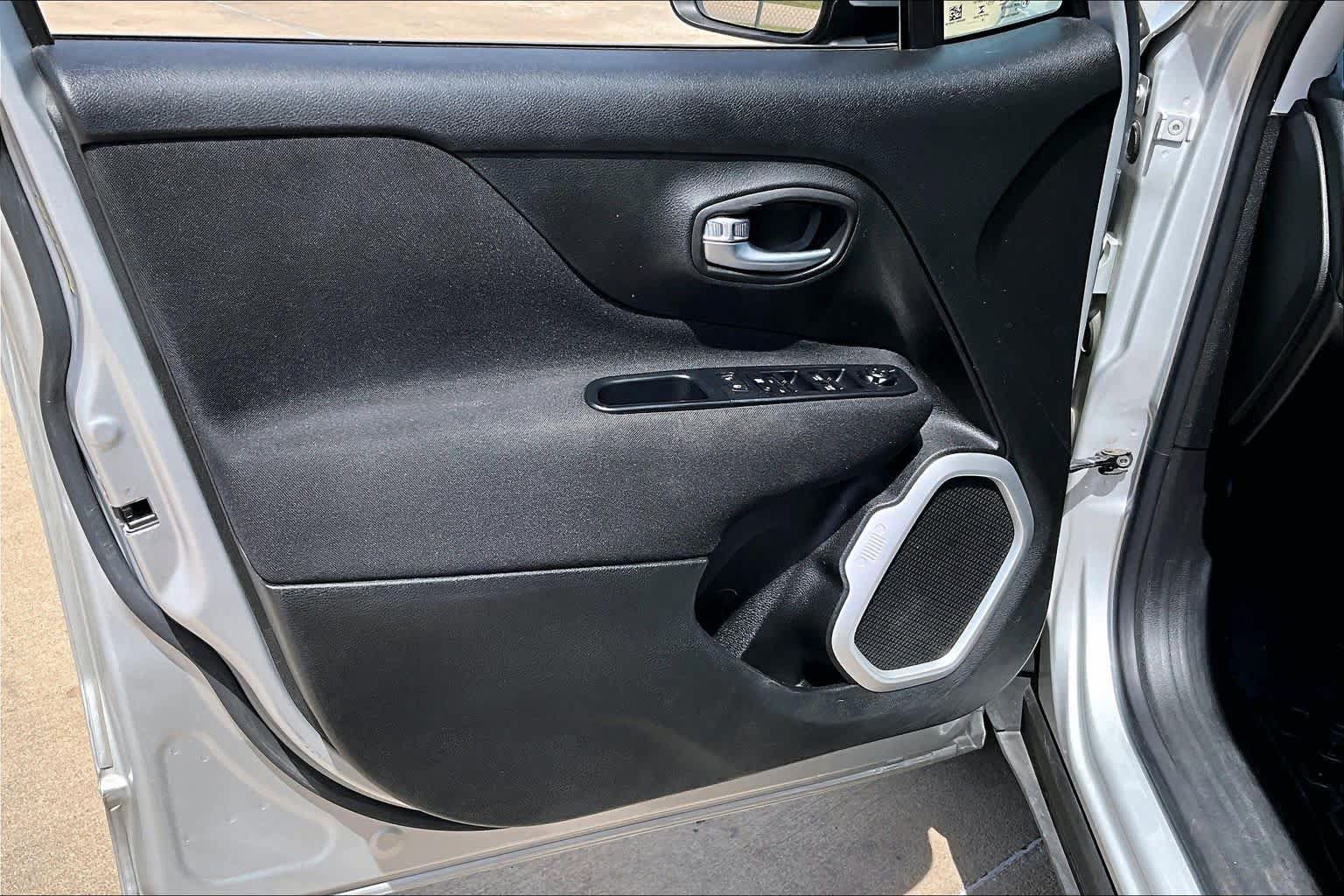 Used 2018 Jeep Renegade Latitude FWD image 24