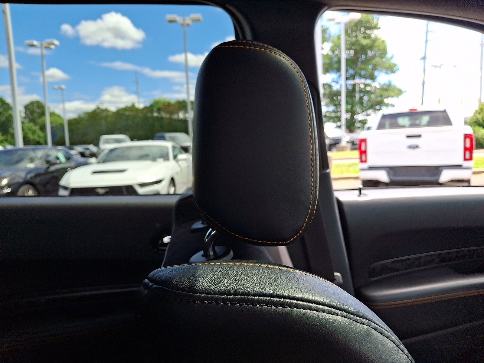 Used 2023 Dodge Durango R/T w/ Hemi Orange Plus Package AWD/4WD image 12