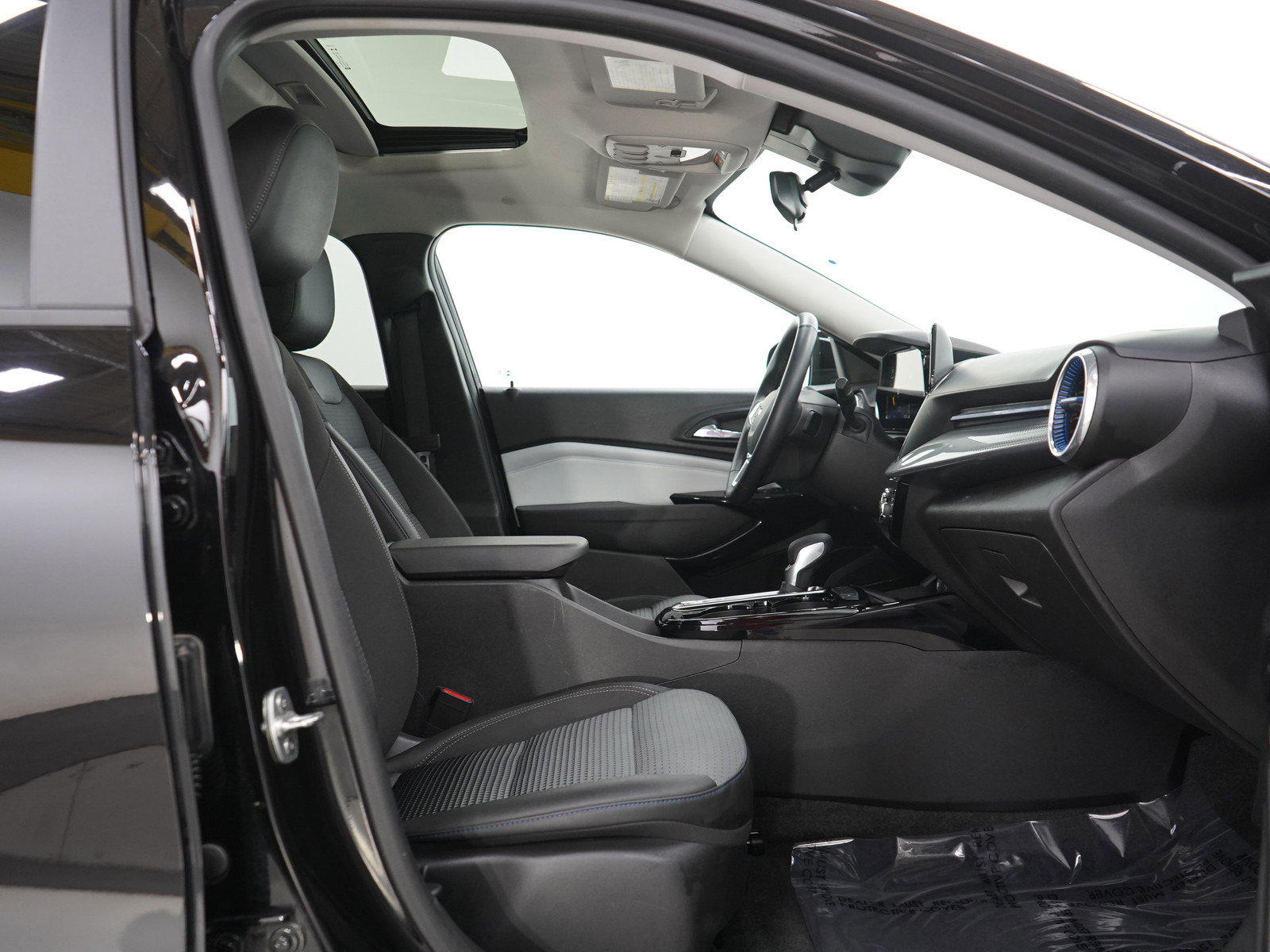 Used 2024 Chevrolet Trax LT w/ Sunroof Package image 11