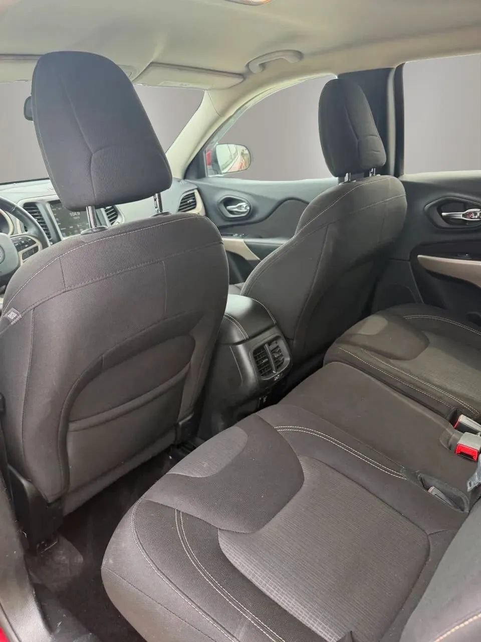 Used 2017 Jeep Cherokee Latitude w/ Cold Weather Group AWD/4WD image 17
