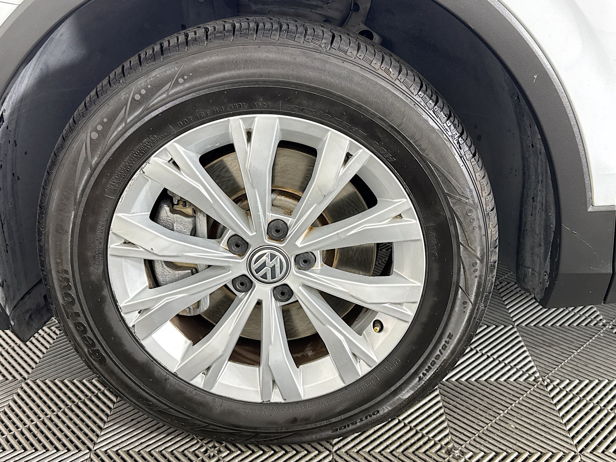 Used 2020 Volkswagen Tiguan SE FWD image 36