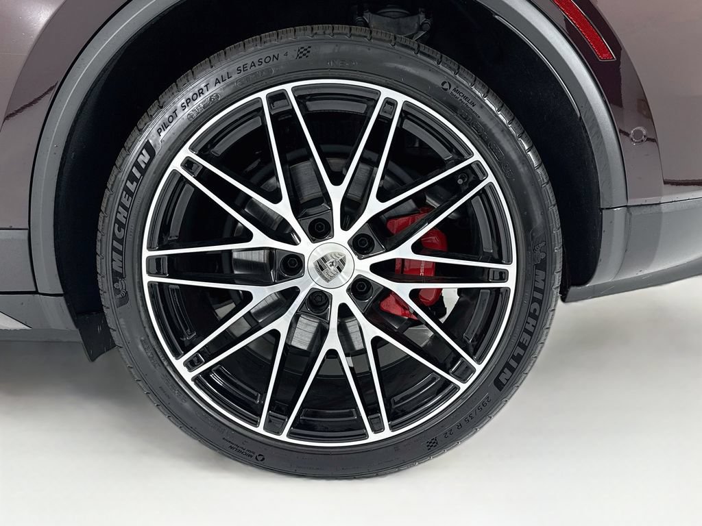 Certified 2025 Porsche Macan Turbo Electric AWD/4WD image 33