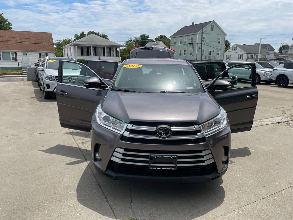 Used 2019 Toyota Highlander Plus AWD/4WD image 29