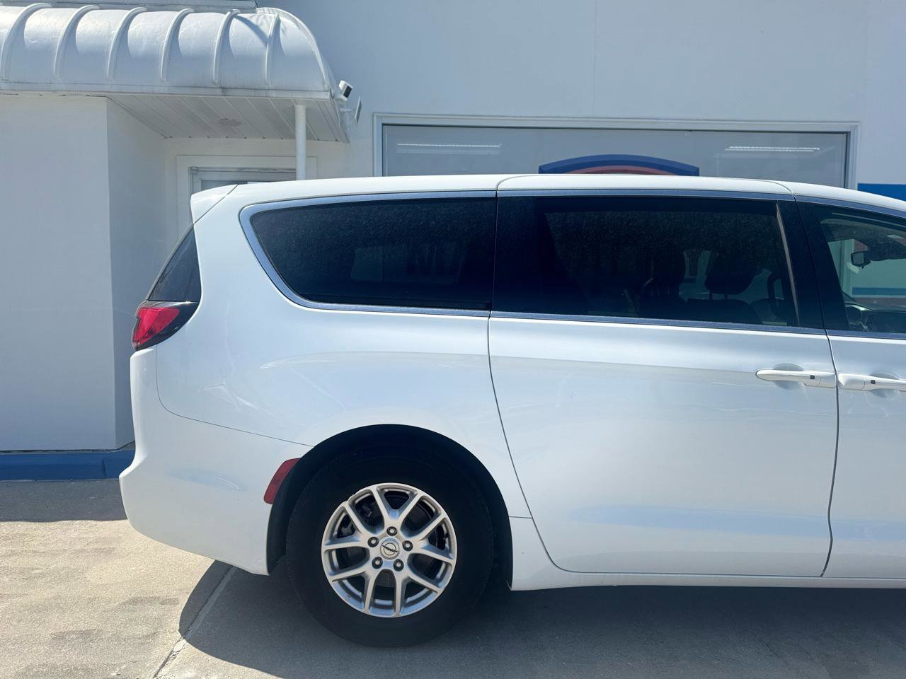 Used 2023 Chrysler Pacifica Touring-L image 23