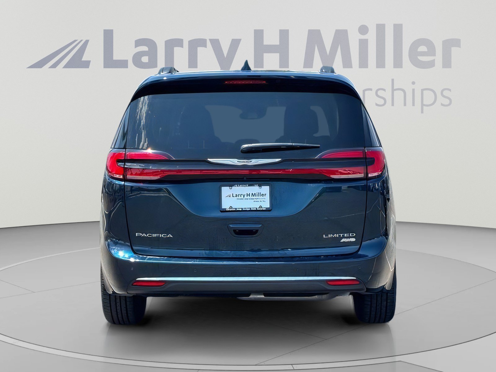Used 2022 Chrysler Pacifica Limited w/ Uconnect Theater Family Group AWD/4WD image 5
